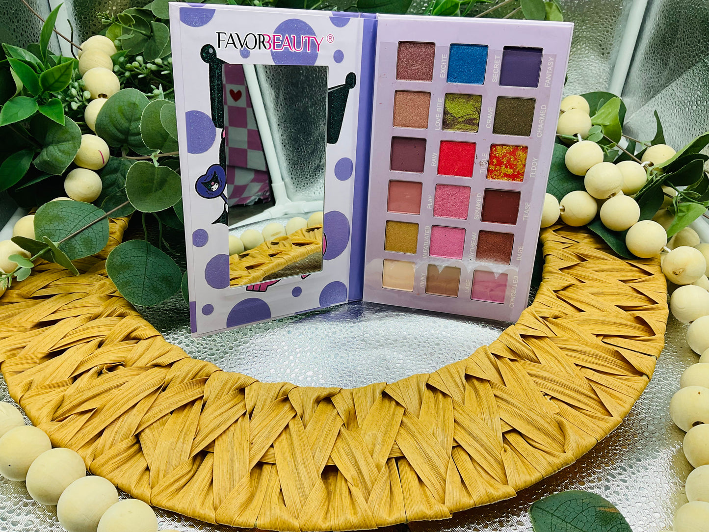 Favor Beauty Romi 18 color Eyeshadow Palette