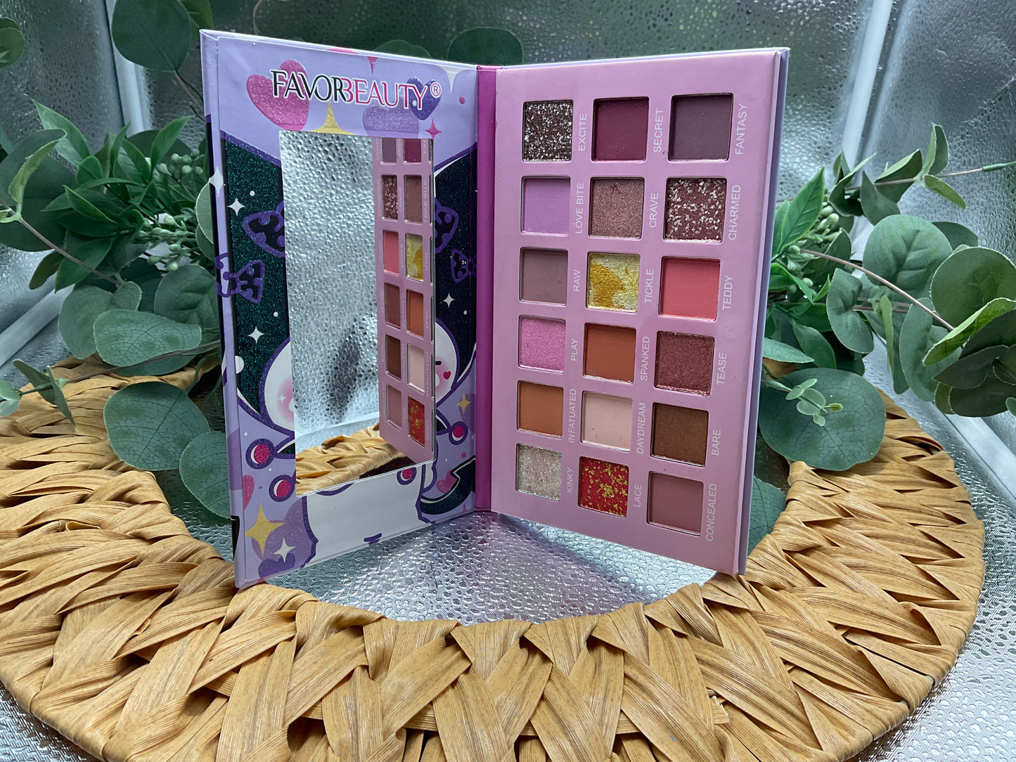 Favor Beauty Romi 18 color Eyeshadow Palette